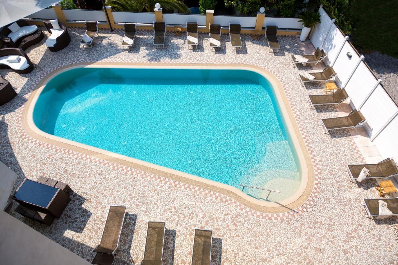 Hotel New Garden Torbole Sul Garda Exterior foto