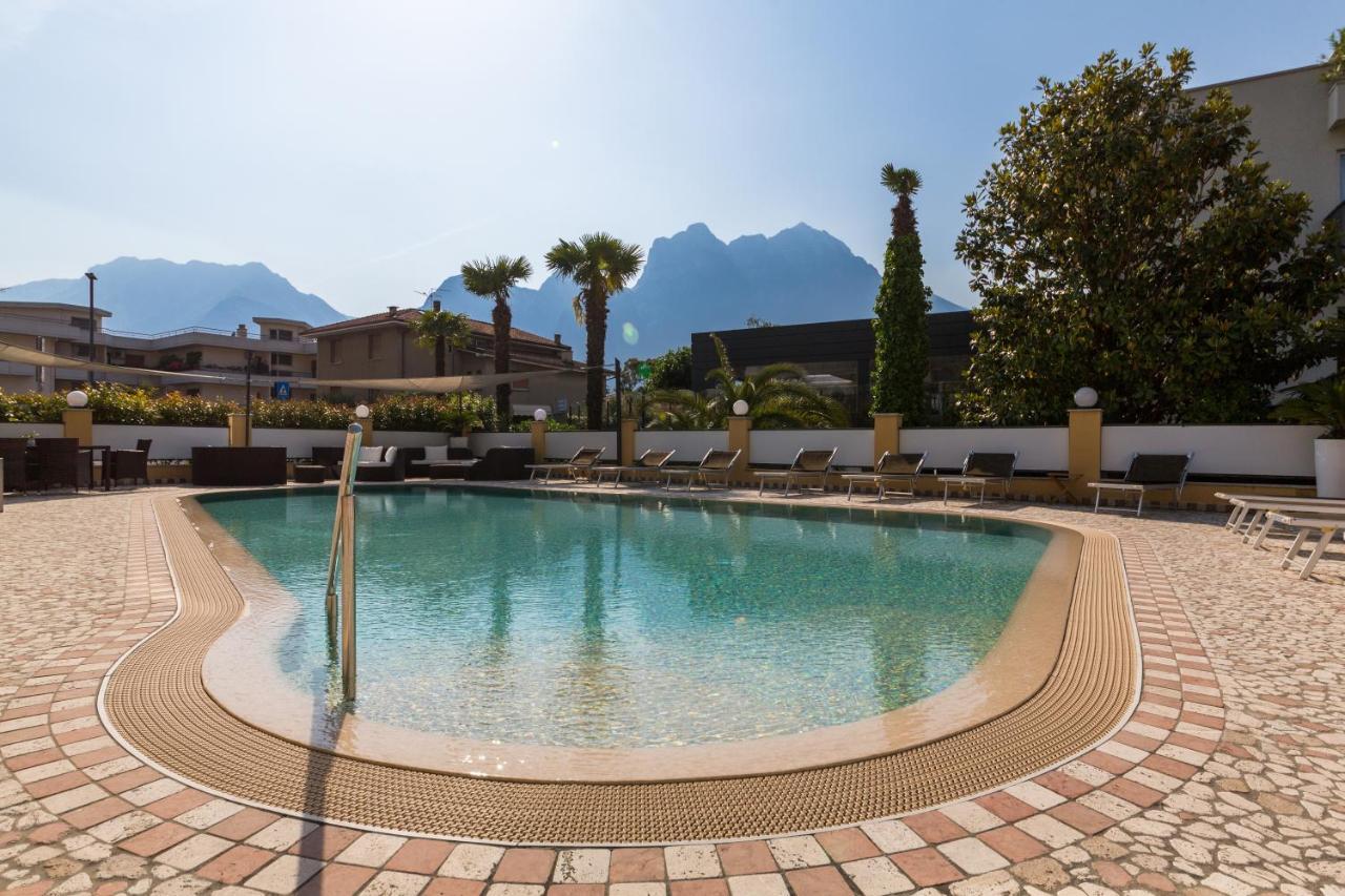 Hotel New Garden Torbole Sul Garda Exterior foto