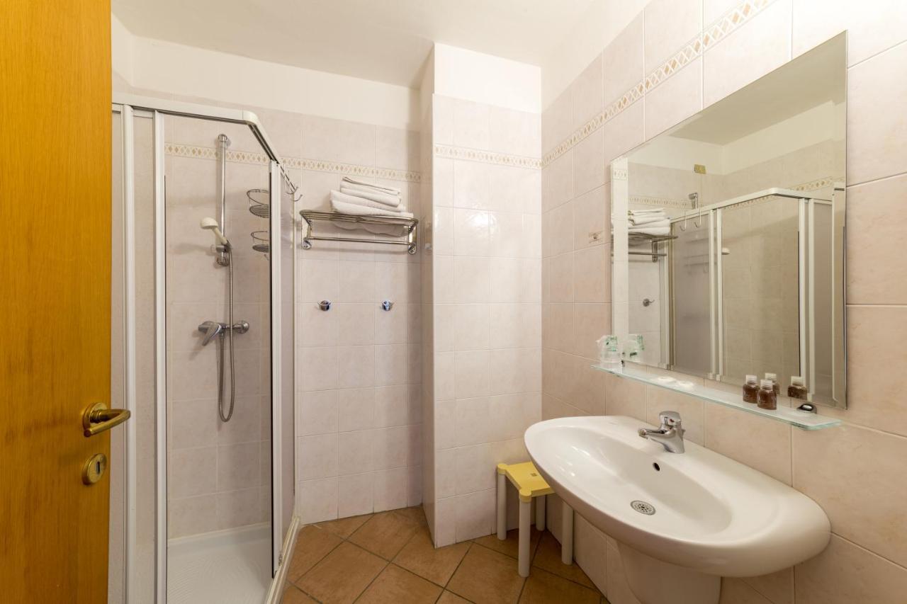 Hotel New Garden Torbole Sul Garda Exterior foto