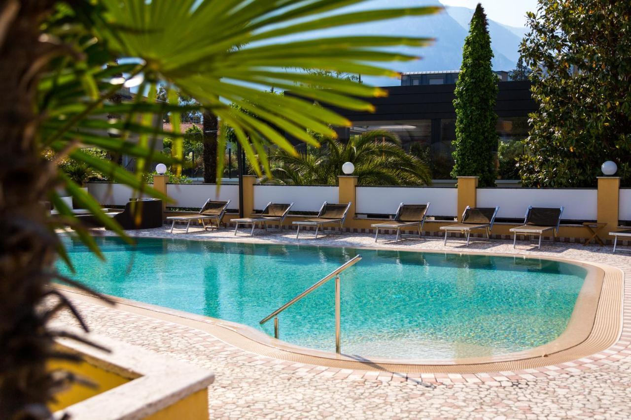 Hotel New Garden Torbole Sul Garda Exterior foto